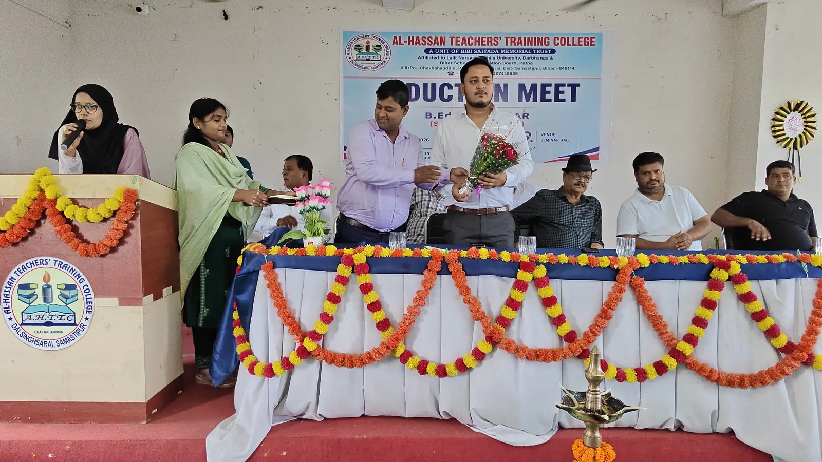 फोटो संख्या : 5 अतिथि का स्वागत करते कर्मी | Prabhat Khabar Network फोटो संख्या : 5 अतिथि का स्वागत करते कर्मी | Prabhat Khabar Network