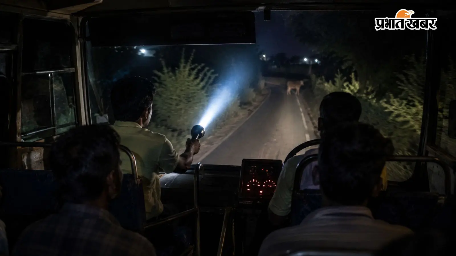 टॉर्च की रोशनी में चलता बस का सफर (AI सांकेतिक तस्वीर) टॉर्च की रोशनी में चलता बस का सफर (AI सांकेतिक तस्वीर)