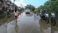 घोघरडीहा: अतिक्रमण से बाधित हुई जल निकासी, हल्की बारिश में भी सड़क पर भर रहा पानी
