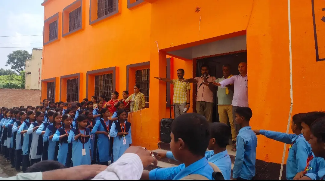 राष्ट्र निर्माण में भूमिका का शपथ लेते छात्र | Prabhat Khabar Network राष्ट्र निर्माण में भूमिका का शपथ लेते छात्र | Prabhat Khabar Network