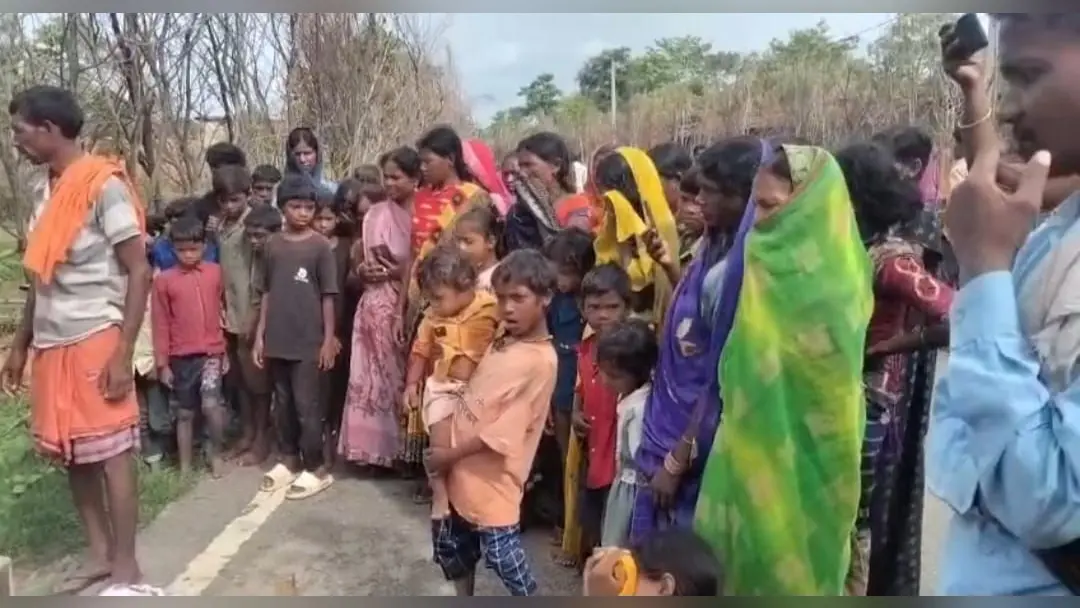 शव को देखने के लिए ग्रामीणों की भीड़ | Prabhat Khabar Network शव को देखने के लिए ग्रामीणों की भीड़ | Prabhat Khabar Network