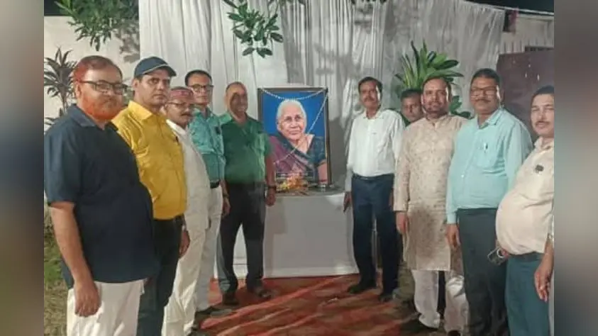 श्रद्धांजलि अर्पित करते अतिथि | Prabhat Khabar Network श्रद्धांजलि अर्पित करते अतिथि | Prabhat Khabar Network