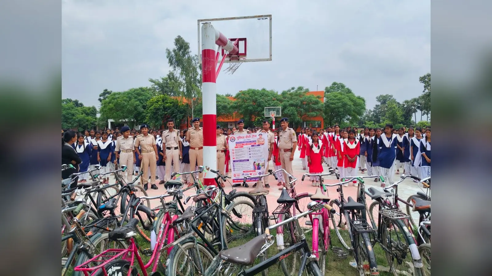 फोटो नं 104. बच्चों को गुड टच-बैड टच, साइबर सुरक्षा और आपात स्थिति की जानकारी देती पुलिस. | Prabhat Khabar Network फोटो नं 104. बच्चों को गुड टच-बैड टच, साइबर सुरक्षा और आपात स्थिति की जानकारी देती पुलिस. | Prabhat Khabar Network