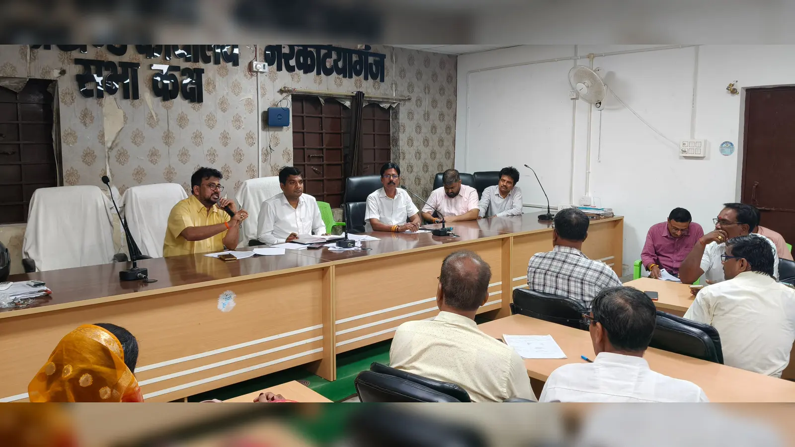 निदेश देते एसडीएम बीडीओ व अन्य | Prabhat Khabar Network निदेश देते एसडीएम बीडीओ व अन्य | Prabhat Khabar Network