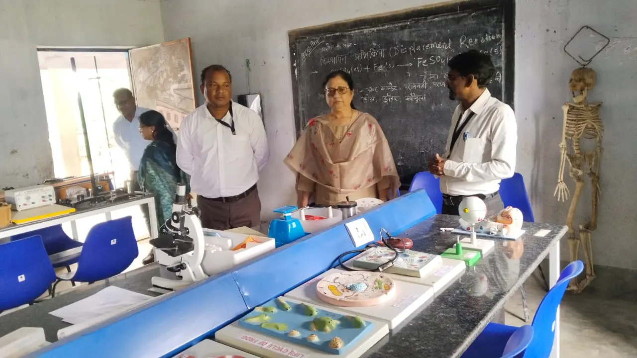 युएचएस अरुवां (कुचाई) के साइंस लैब का निरीक्षण करते माध्यमिक शिक्षा उपनिदेशक अलका जायसवाल | Prabhat Khabar Network युएचएस अरुवां (कुचाई) के साइंस लैब का निरीक्षण करते माध्यमिक शिक्षा उपनिदेशक अलका जायसवाल | Prabhat Khabar Network