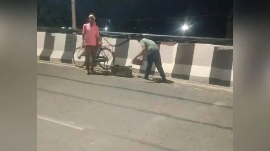 फोटो : भरावपर फ्लाई ओवर पर बिखरे बालू को हटाते कर्मी | Prabhat Khabar Network फोटो : भरावपर फ्लाई ओवर पर बिखरे बालू को हटाते कर्मी | Prabhat Khabar Network