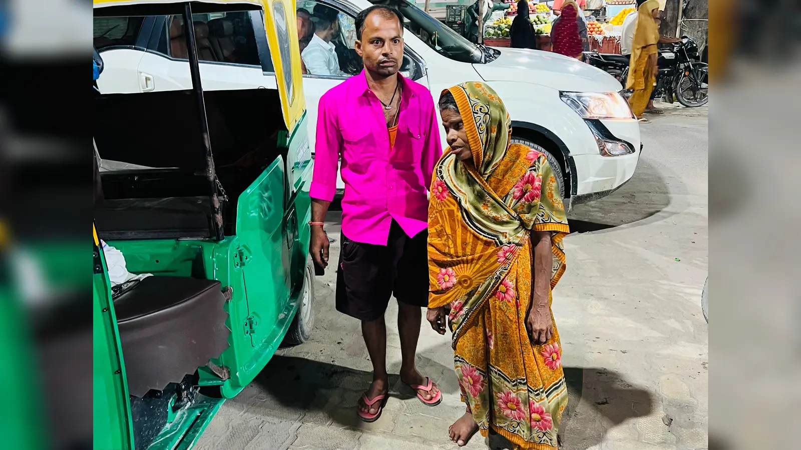 80 वर्षीय वृद्ध रामवती देवी को संभालते फुलवरिया गांव के महिलाएं, अपने माँ से मिला बेटा | Prabhat Khabar Network 80 वर्षीय वृद्ध रामवती देवी को संभालते फुलवरिया गांव के महिलाएं, अपने माँ से मिला बेटा | Prabhat Khabar Network
