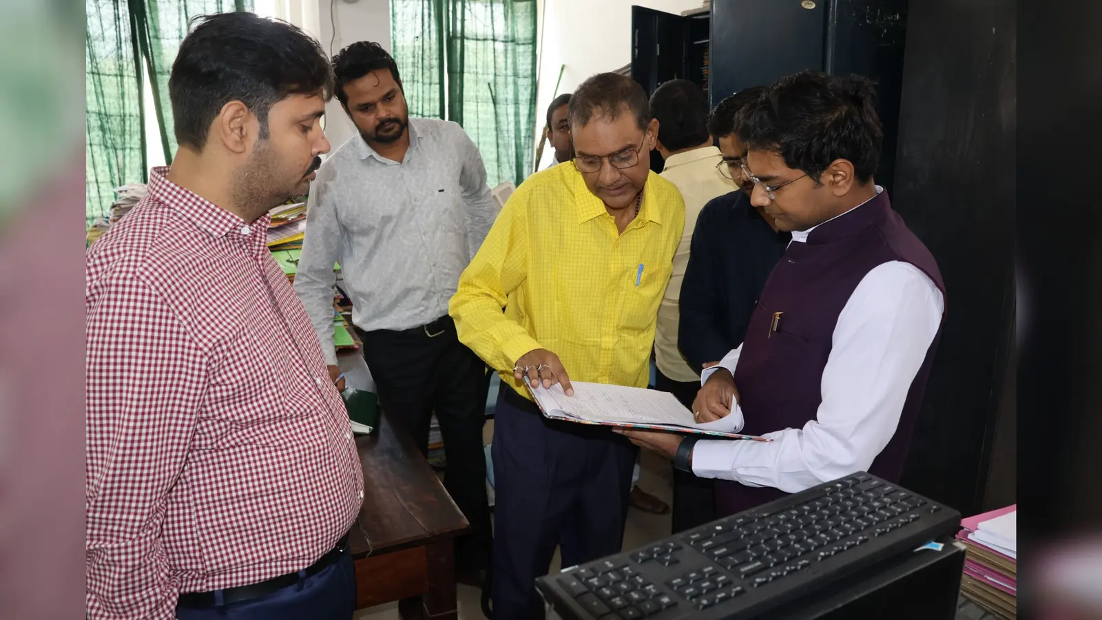 जिला शिक्षा अधीक्षक के कार्यालय का निरीक्षण करने पहुंचे उपायुक्त अभिजीत सिन्हा. | Prabhat Khabar Network जिला शिक्षा अधीक्षक के कार्यालय का निरीक्षण करने पहुंचे उपायुक्त अभिजीत सिन्हा. | Prabhat Khabar Network