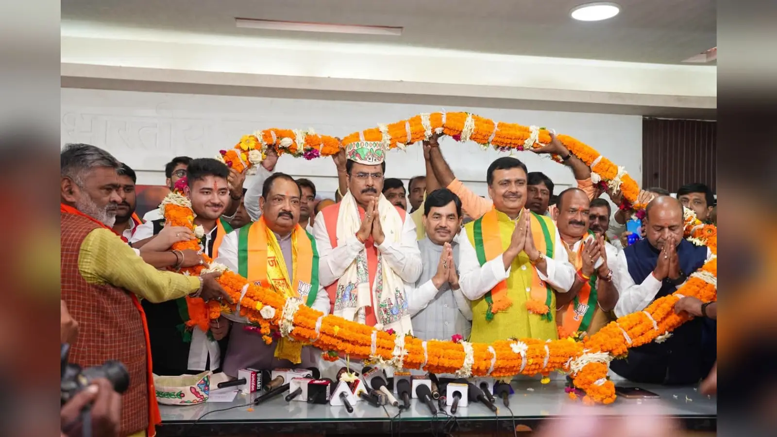 भाजपा में शामिल होते सुधीर कुमार शर्मा | Prabhat Khabar Network भाजपा में शामिल होते सुधीर कुमार शर्मा | Prabhat Khabar Network