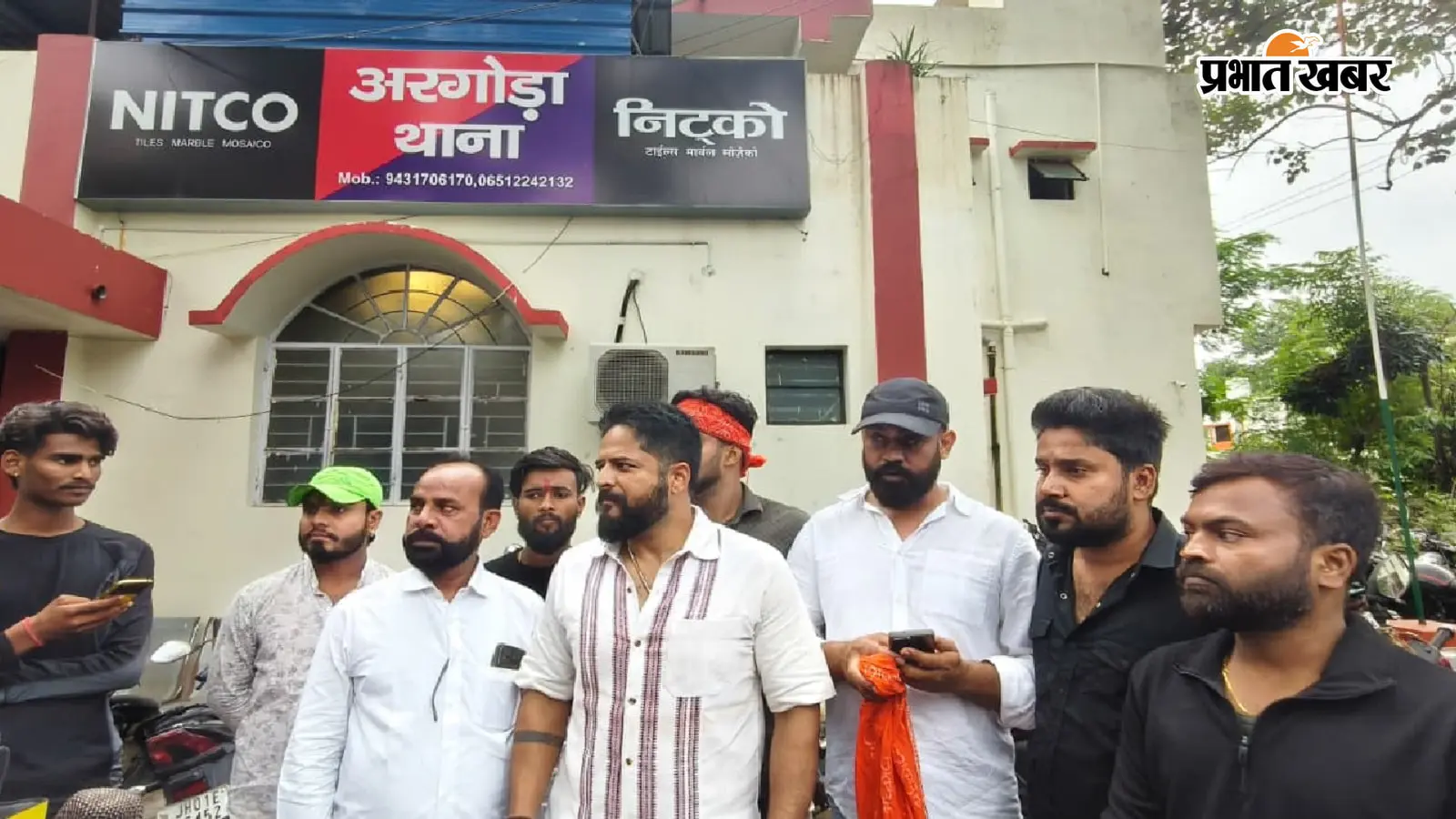 रांची के अरगोड़ा थाने में एफआईआर दर्ज कराने के बाद झारखंड कांग्रेस के नेता. फोटो: प्रभात खबर रांची के अरगोड़ा थाने में एफआईआर दर्ज कराने के बाद झारखंड कांग्रेस के नेता. फोटो: प्रभात खबर