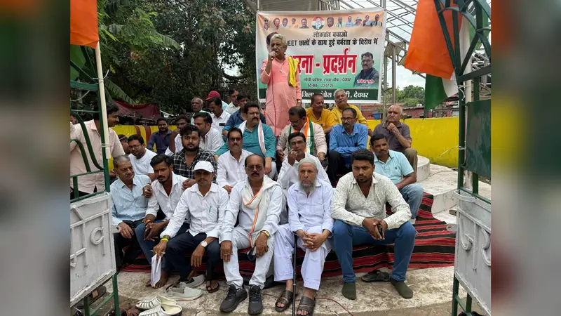 प्रतियोगी परीक्षाओं में गड़बड़ी पर कांग्रेस का धरना, राष्ट्रपति के नाम सौंपा ज्ञापन