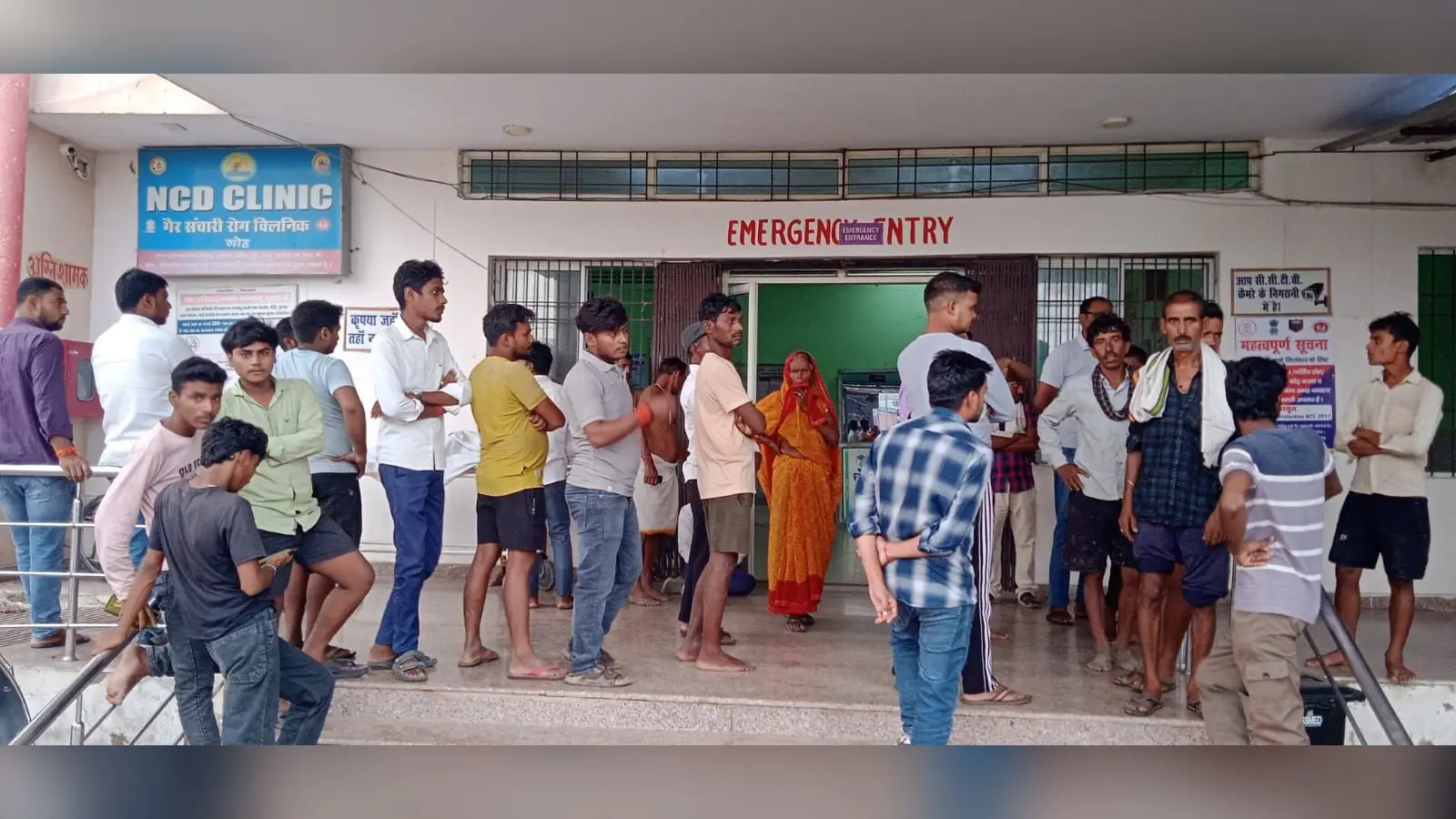 अस्पताल मे परिजनों व ग्रामीणों कि भीड़ | Prabhat Khabar Network अस्पताल मे परिजनों व ग्रामीणों कि भीड़ | Prabhat Khabar Network