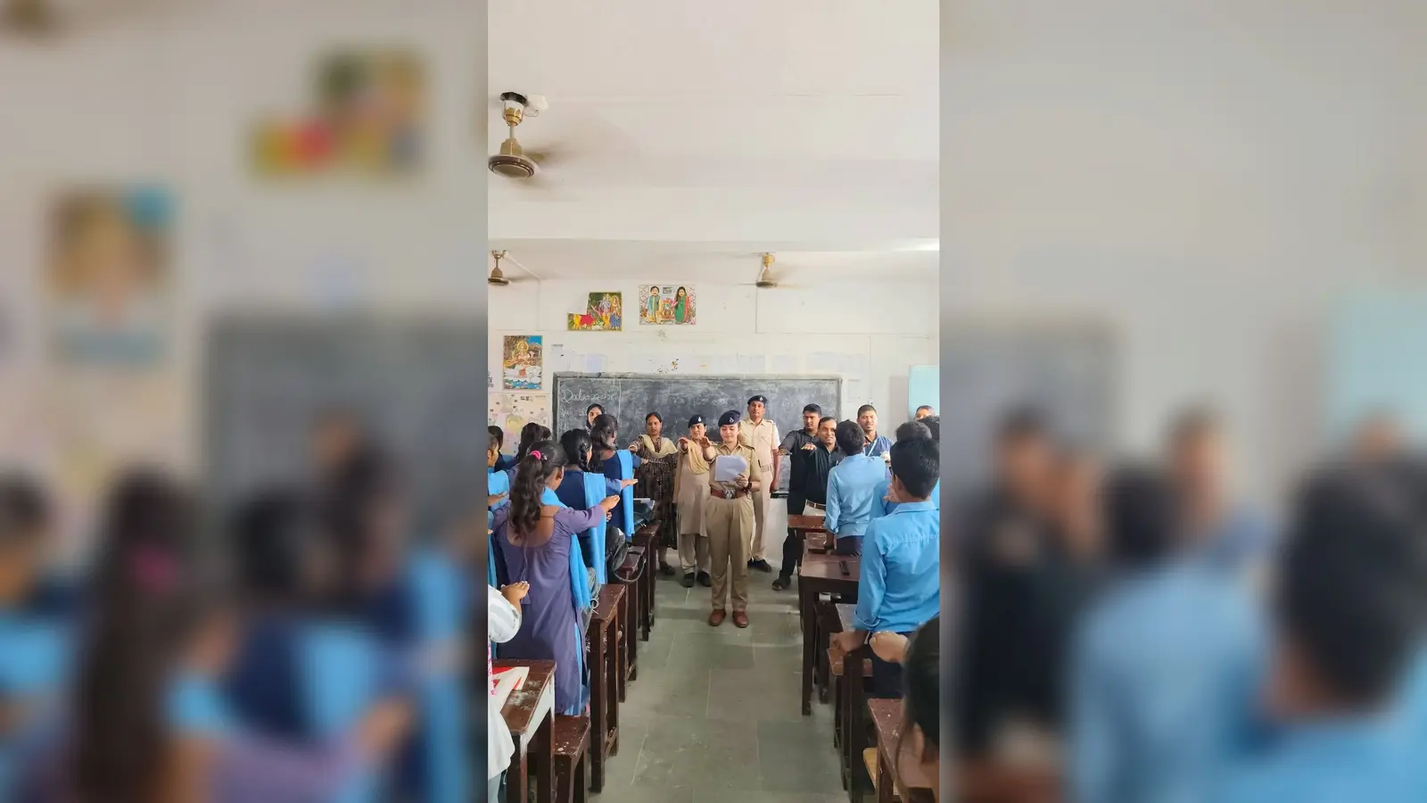 छात्र छात्राओं को शपथ दिलाते एसआई पूजा शर्मा | Prabhat Khabar Network छात्र छात्राओं को शपथ दिलाते एसआई पूजा शर्मा | Prabhat Khabar Network