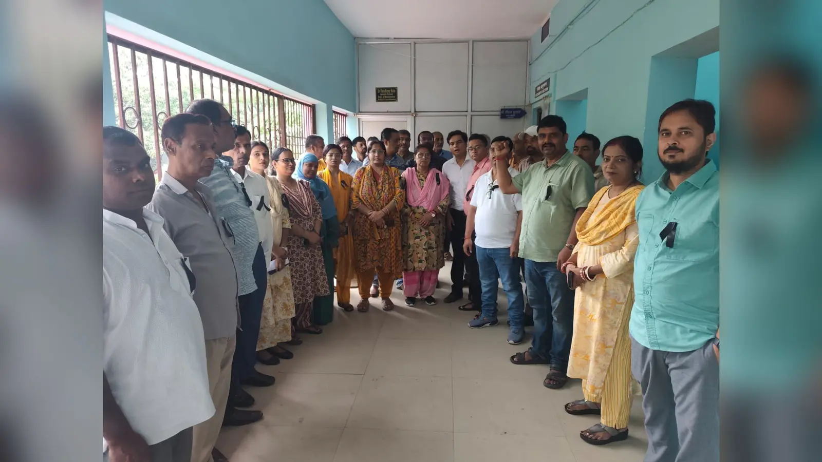 काला बिल्ला लगाकर विरोध जताते कर्मी | Prabhat Khabar Network काला बिल्ला लगाकर विरोध जताते कर्मी | Prabhat Khabar Network