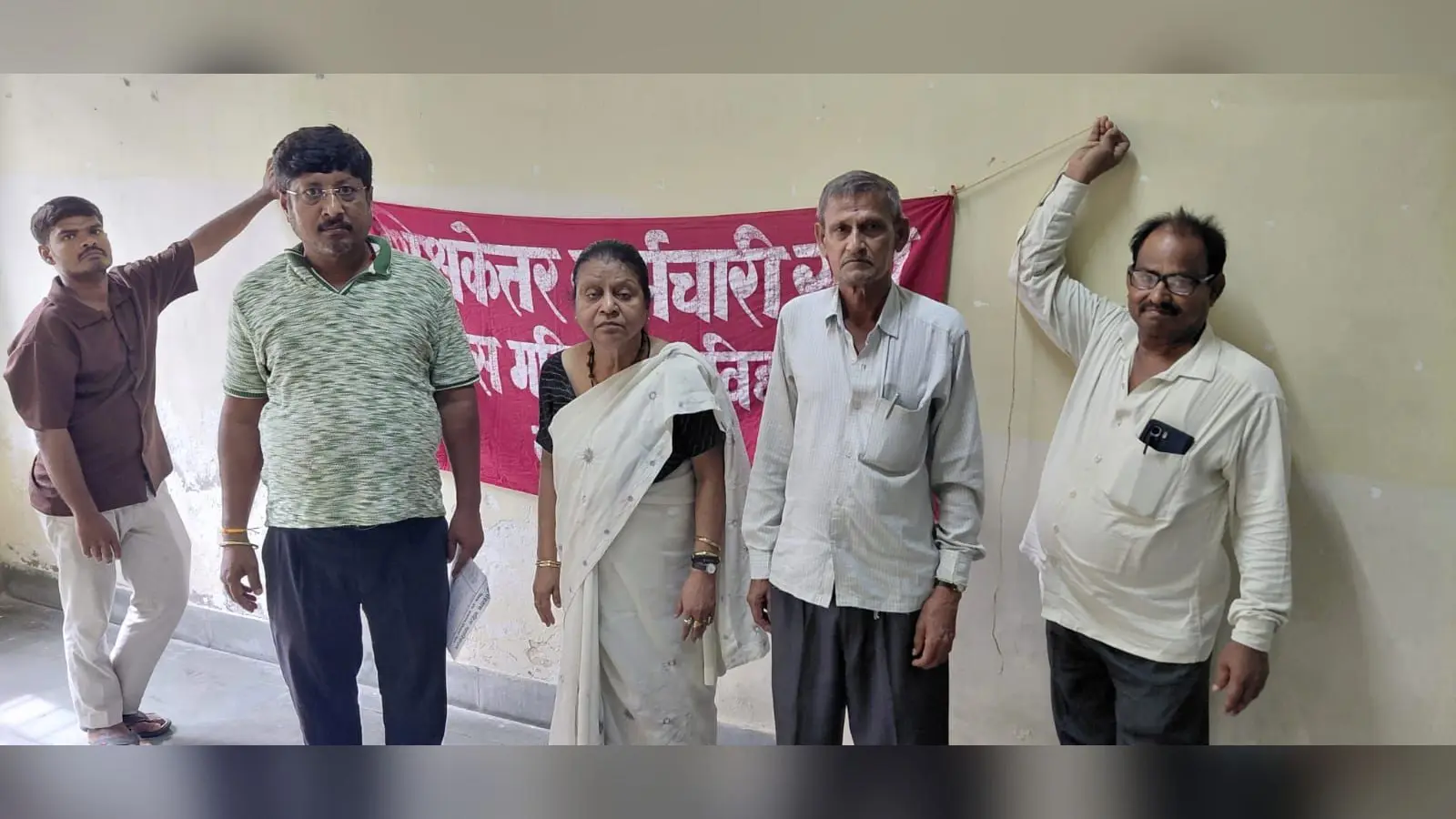 फोटो कैप्शन : प्रस्तावित विश्वविद्यालय ड्राफ्ट के विरोध में धरना-प्रदर्शन करते शिक्षक एवं शिक्षकेत्तर कर्मचारी. | Prabhat Khabar Network फोटो कैप्शन : प्रस्तावित विश्वविद्यालय ड्राफ्ट के विरोध में धरना-प्रदर्शन करते शिक्षक एवं शिक्षकेत्तर कर्मचारी. | Prabhat Khabar Network