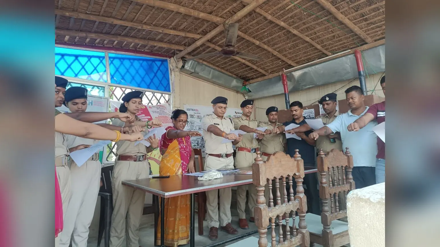 शपथ लेते पुलिस अधिकारी एवं अन्य | Prabhat Khabar Network शपथ लेते पुलिस अधिकारी एवं अन्य | Prabhat Khabar Network