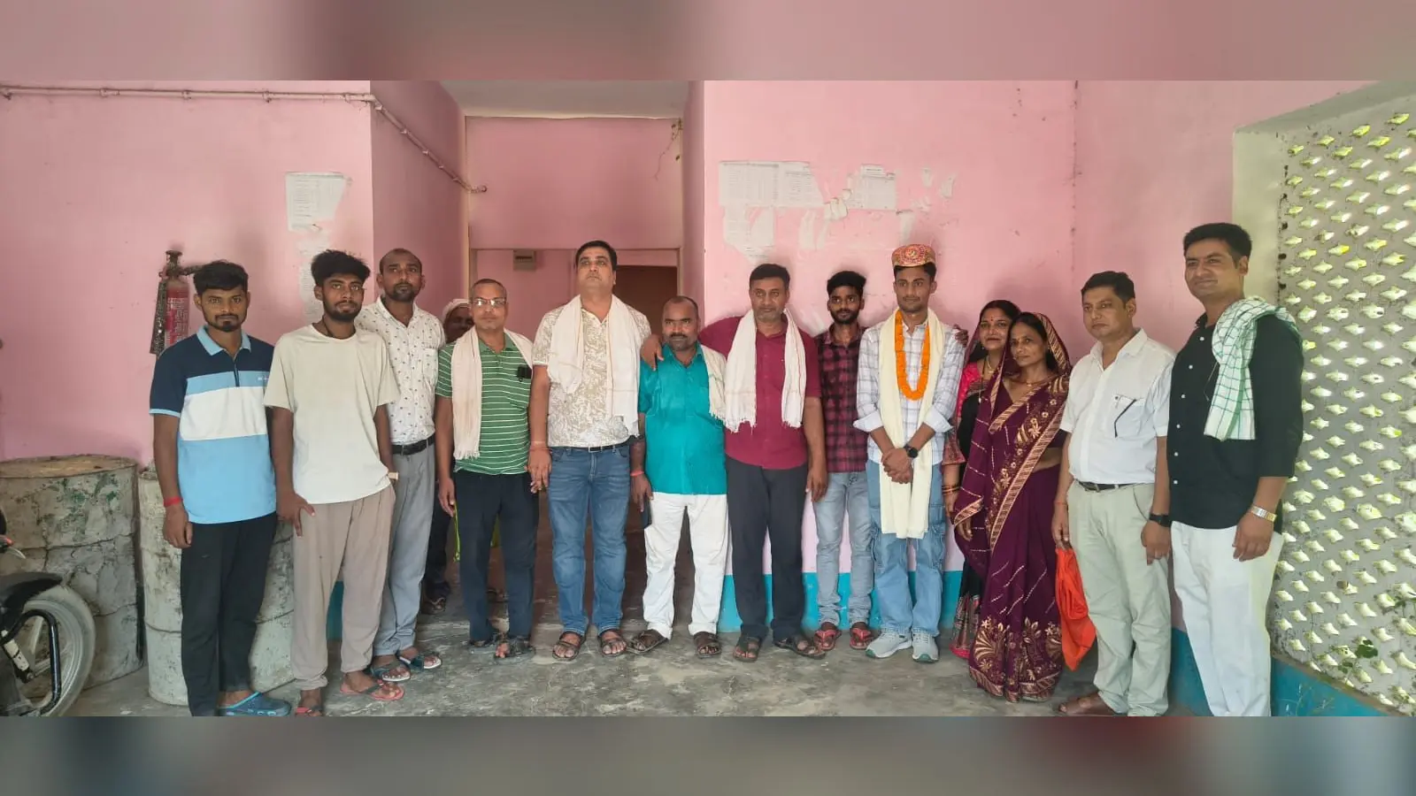 सम्मानित करते मुखिया,चिकित्सक व मौजूद ग्रामीण | Prabhat Khabar Network सम्मानित करते मुखिया,चिकित्सक व मौजूद ग्रामीण | Prabhat Khabar Network