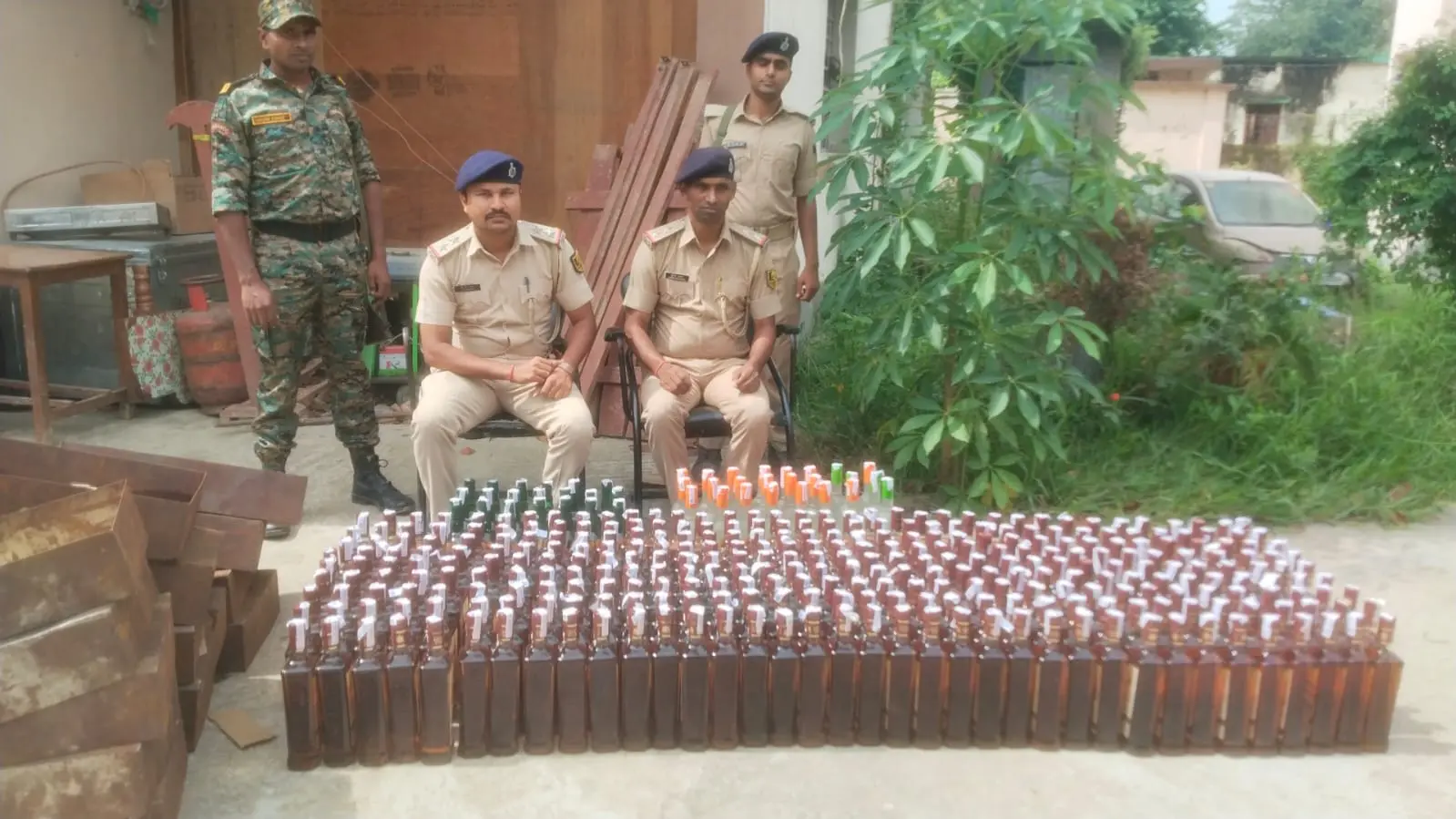 समकालीन अभियान में 273 लीटर अंग्रेजी शराब बरामद, बस व अपाचे बाइक जब्त | Prabhat Khabar Network समकालीन अभियान में 273 लीटर अंग्रेजी शराब बरामद, बस व अपाचे बाइक जब्त | Prabhat Khabar Network