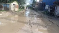 सड़क खोदकर छोड़ दी, बारिश में कीचड़ बना आफत... स्कूल जाने वाले बच्चे भी हो रहे परेशान