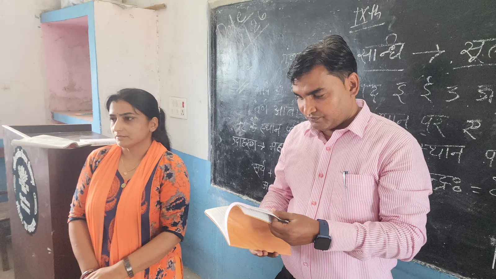 विधालय में औचक निरीक्षण करते बीईओ | Prabhat Khabar Network विधालय में औचक निरीक्षण करते बीईओ | Prabhat Khabar Network