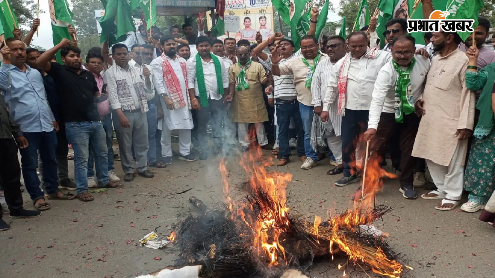 हजारीबाग में पुतला दहन करते झामुमो के नेता. फोटो: प्रभात खबर हजारीबाग में पुतला दहन करते झामुमो के नेता. फोटो: प्रभात खबर