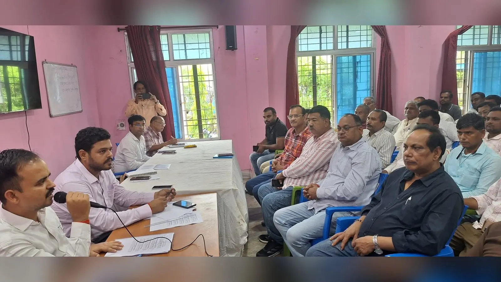 खाद विक्रेताओं के साथ बैठक करते एसडीओ | Prabhat Khabar Network खाद विक्रेताओं के साथ बैठक करते एसडीओ | Prabhat Khabar Network