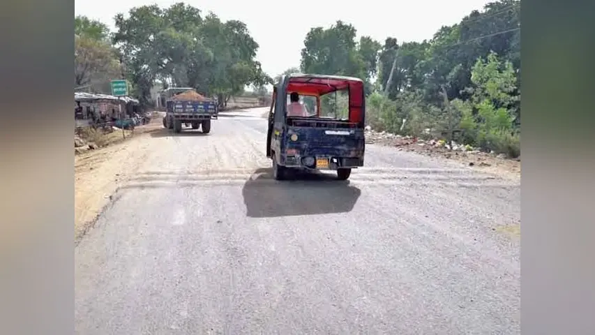 पकरीबरावां के तपसीपुर गांव के पास सड़क पर बने ऊंचे ब्रेकर. | Prabhat Khabar Network पकरीबरावां के तपसीपुर गांव के पास सड़क पर बने ऊंचे ब्रेकर. | Prabhat Khabar Network