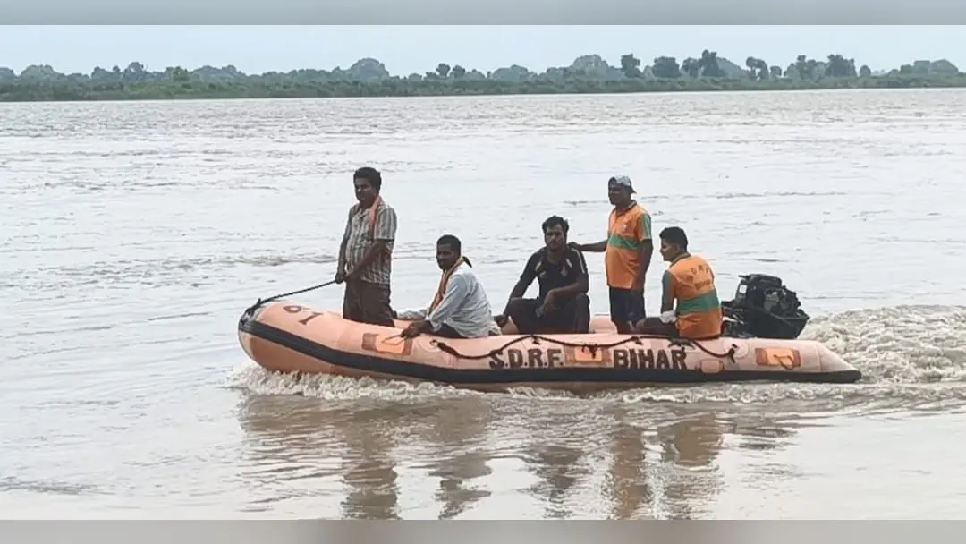 तलाशी अभियान में जुटी एसडीआरफ की टीम. | Prabhat Khabar Network तलाशी अभियान में जुटी एसडीआरफ की टीम. | Prabhat Khabar Network