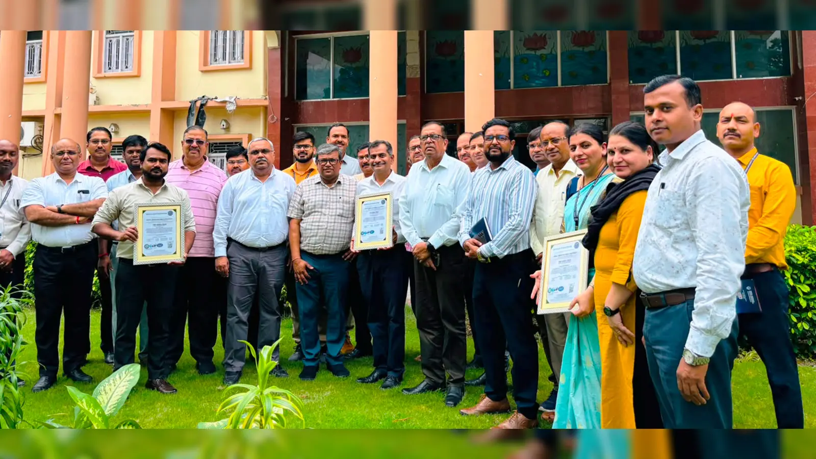 फोटो कैप्शन : आईएसओ प्रमाणन सम्मान समारोह में प्रमाणपत्र प्राप्त करते जीएनएसयू एवं एनएमसीएच के पदाधिकारी. | Prabhat Khabar Network फोटो कैप्शन : आईएसओ प्रमाणन सम्मान समारोह में प्रमाणपत्र प्राप्त करते जीएनएसयू एवं एनएमसीएच के पदाधिकारी. | Prabhat Khabar Network