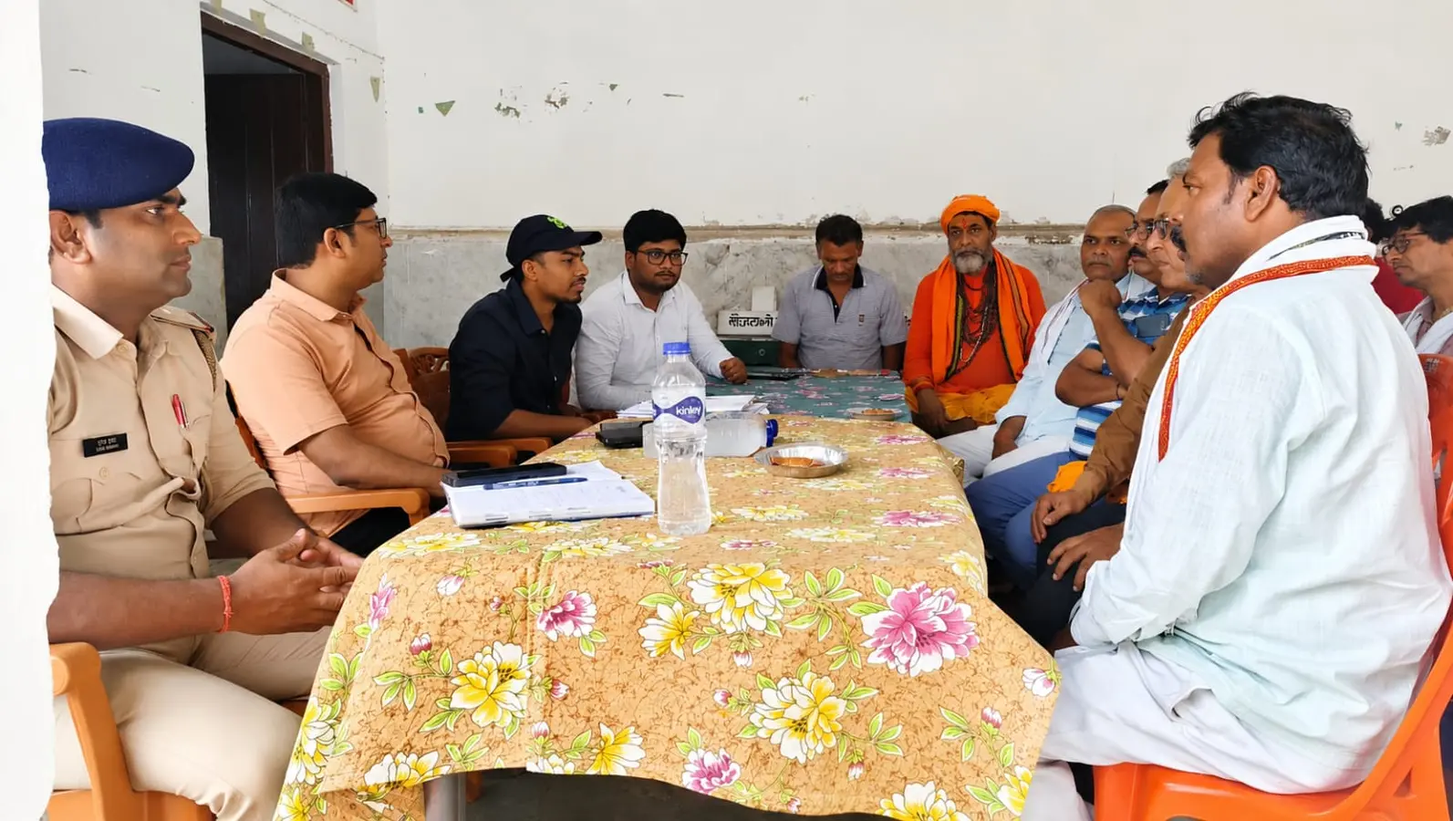 समिति के साथ बैठक करते एसडीओ, बीडीओ, सीओ व थानाध्यक्ष | Prabhat Khabar Network समिति के साथ बैठक करते एसडीओ, बीडीओ, सीओ व थानाध्यक्ष | Prabhat Khabar Network