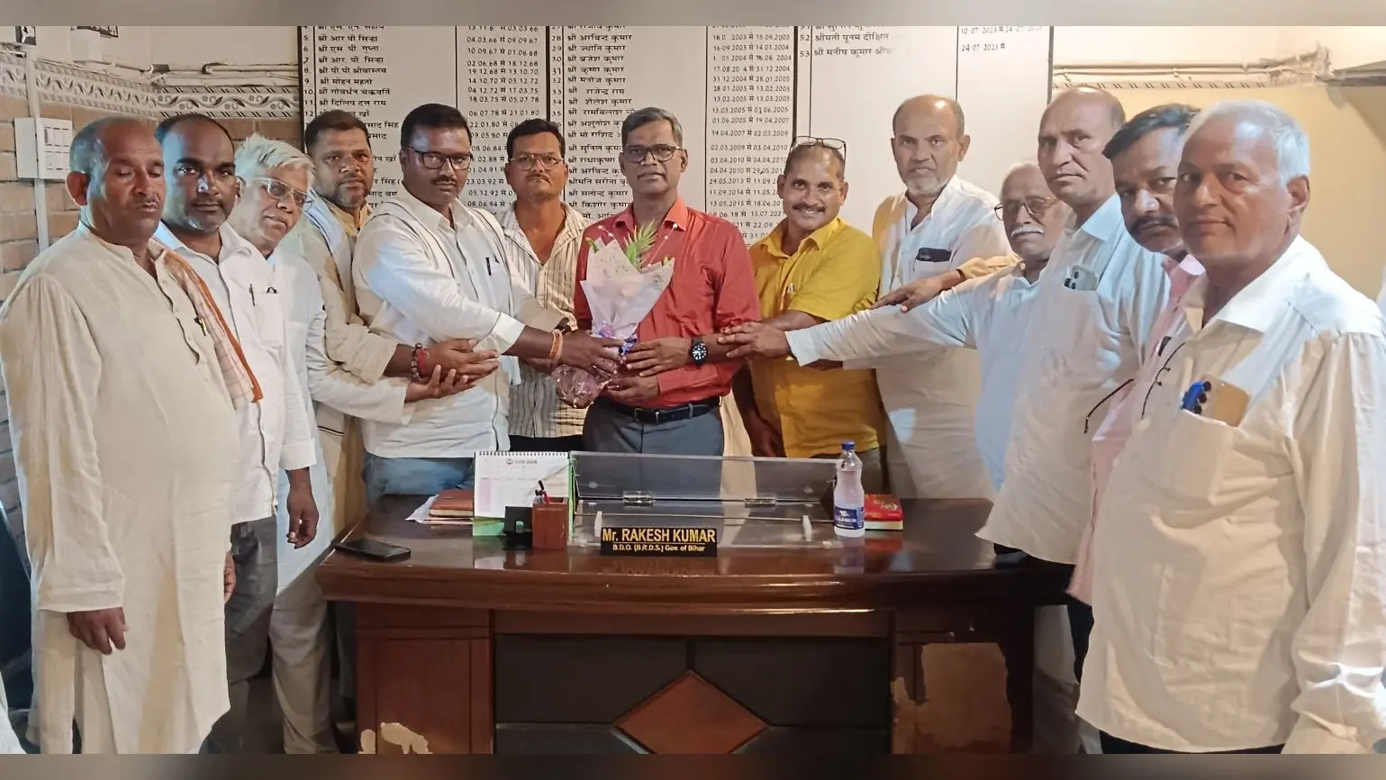 कैप्शन - बसंतपुर के नये बीडीओ को सम्मानित करते जनप्रतिनिधि | Prabhat Khabar Network कैप्शन - बसंतपुर के नये बीडीओ को सम्मानित करते जनप्रतिनिधि | Prabhat Khabar Network