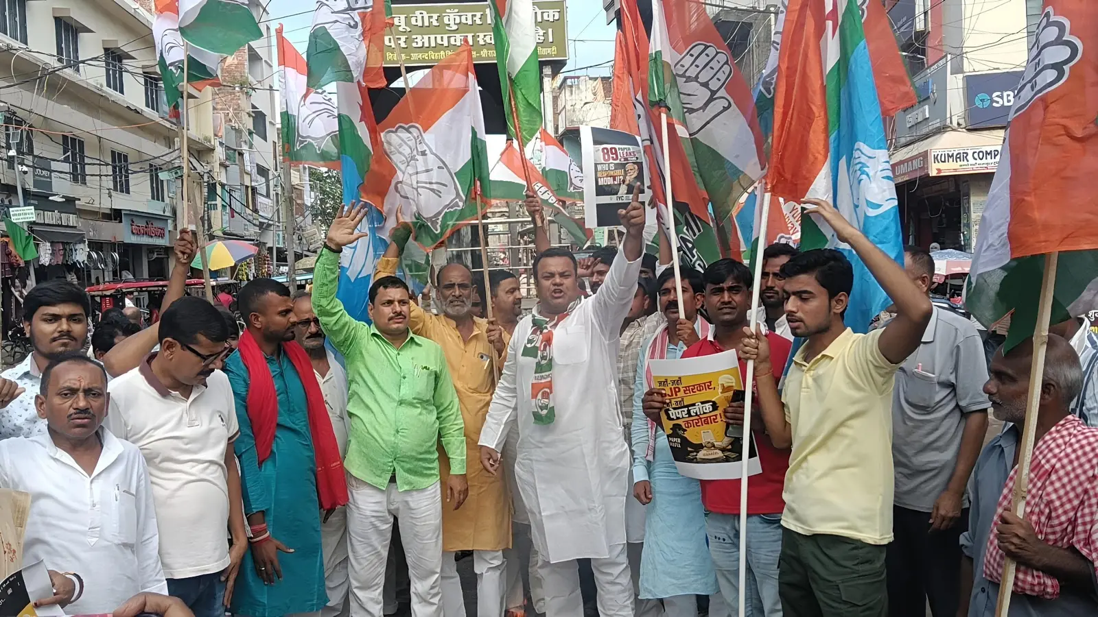 फोटो-2 नगर के वीर कुंवर सिंह चौक पर आक्रोश मार्च में शामिल कांग्रेसी. | Prabhat Khabar Network फोटो-2 नगर के वीर कुंवर सिंह चौक पर आक्रोश मार्च में शामिल कांग्रेसी. | Prabhat Khabar Network