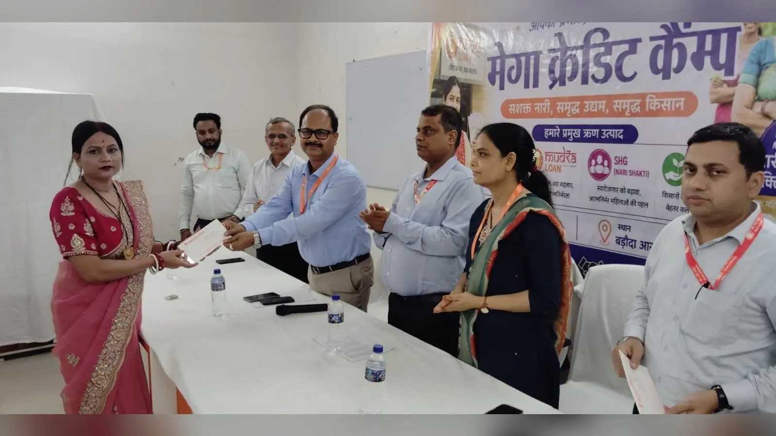 महिला अभ्यर्थी को ऋण वितरित करते क्षेत्रीय प्रबंधक मिहिर कुमार मिश्रा | Prabhat Khabar Network महिला अभ्यर्थी को ऋण वितरित करते क्षेत्रीय प्रबंधक मिहिर कुमार मिश्रा | Prabhat Khabar Network