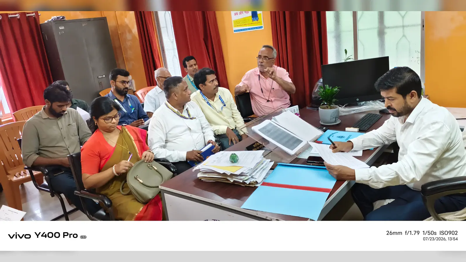 फोटो : परिचय : बैंक पदाधिकारियों के साथ बैठक करते प्रभारी सचिव सचिन कुमार | Prabhat Khabar Network फोटो : परिचय : बैंक पदाधिकारियों के साथ बैठक करते प्रभारी सचिव सचिन कुमार | Prabhat Khabar Network