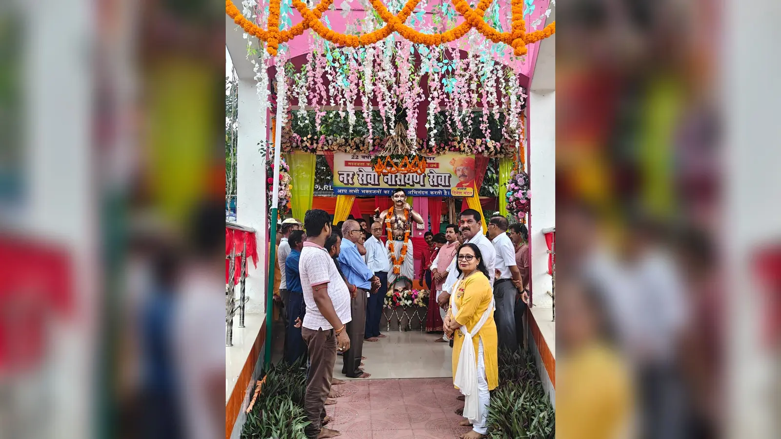 श्रधांजलि अर्पित करते सामाजिक कार्यकर्ता | Prabhat Khabar Network श्रधांजलि अर्पित करते सामाजिक कार्यकर्ता | Prabhat Khabar Network