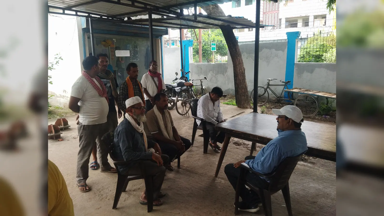 फोटो -मानव बल कर्मियों को समझाते शहरी एसडीओ | Prabhat Khabar Network फोटो -मानव बल कर्मियों को समझाते शहरी एसडीओ | Prabhat Khabar Network