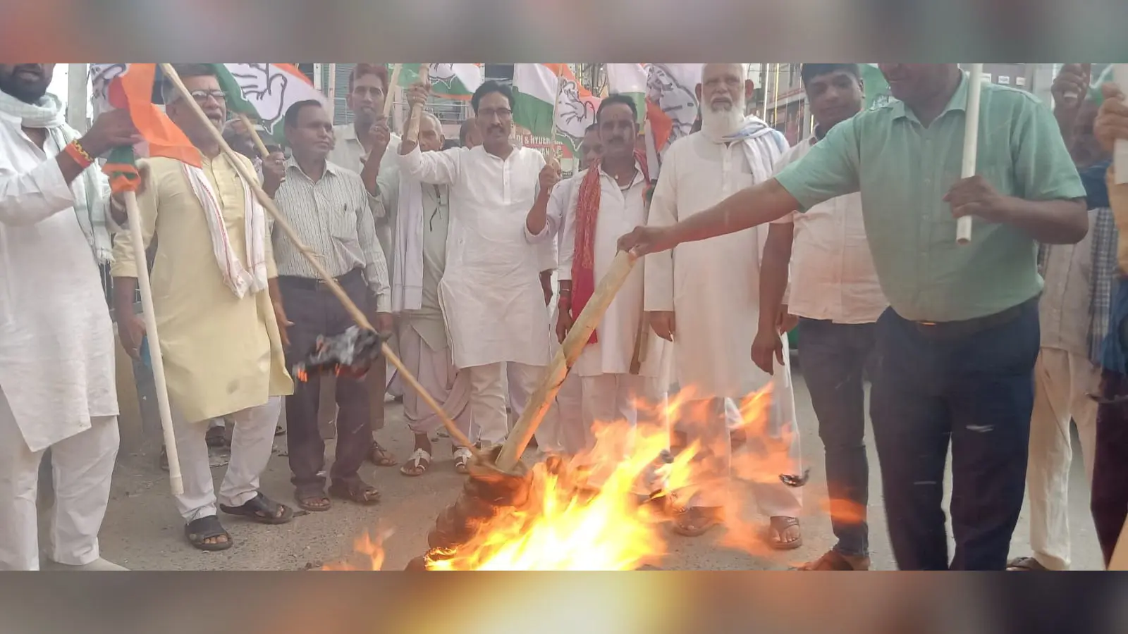अरवल मोड़ के समीप पीएम मोदी का पुतला दहन करते कांग्रेस कार्यकर्ता | Prabhat Khabar Network अरवल मोड़ के समीप पीएम मोदी का पुतला दहन करते कांग्रेस कार्यकर्ता | Prabhat Khabar Network