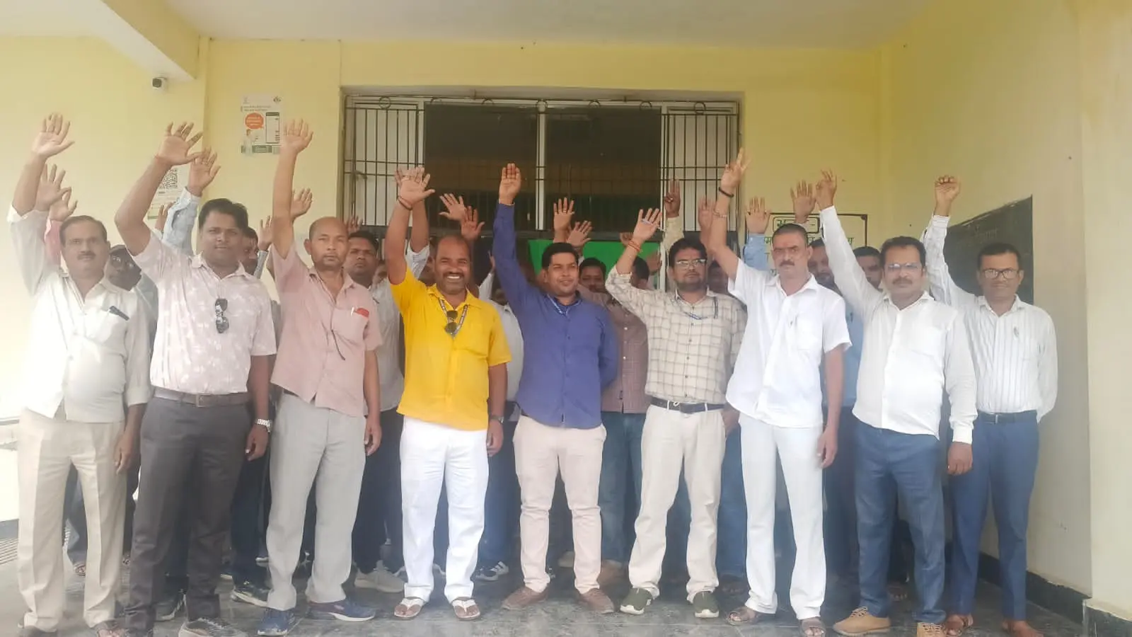जिला कृषि कार्यालय पर प्रदर्शन करते | Prabhat Khabar Network जिला कृषि कार्यालय पर प्रदर्शन करते | Prabhat Khabar Network