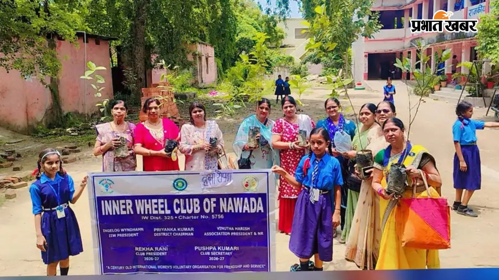 राजकीय कन्या मध्य विद्यालय में पौधारोपण करती इनर व्हील क्लब की सदस्याएं राजकीय कन्या मध्य विद्यालय में पौधारोपण करती इनर व्हील क्लब की सदस्याएं