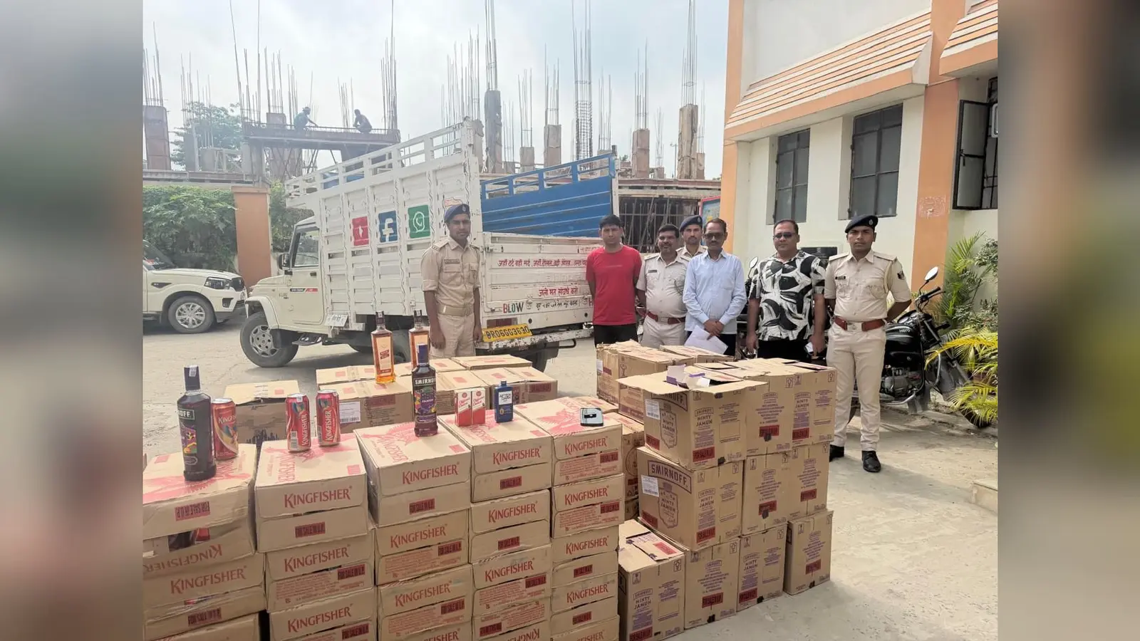 छापेमारी में जब्त शराब और केन बीयर के साथ उत्पाद विभाग की टीम | Prabhat Khabar Network छापेमारी में जब्त शराब और केन बीयर के साथ उत्पाद विभाग की टीम | Prabhat Khabar Network