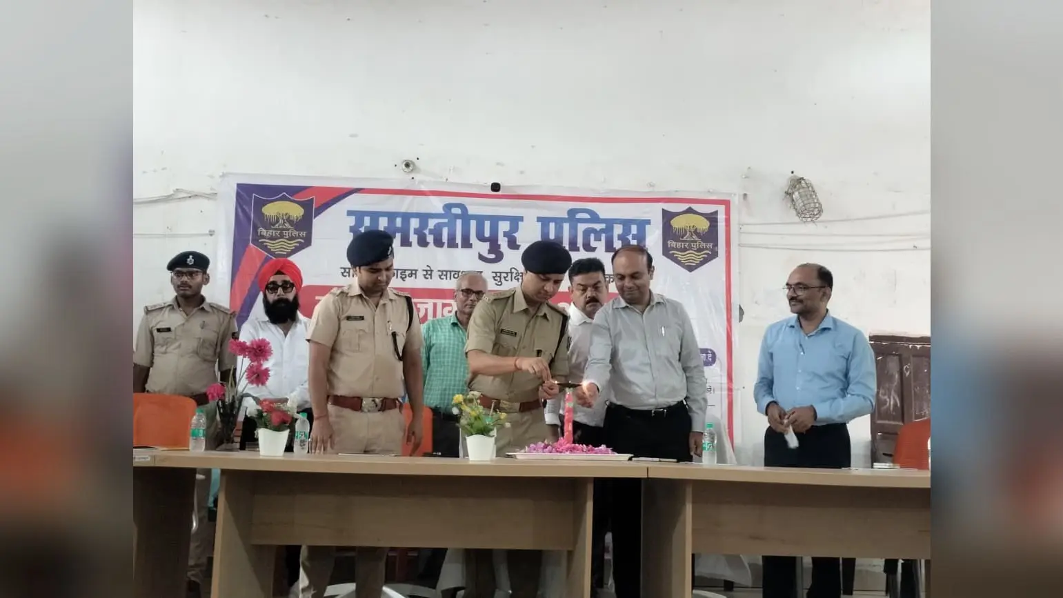 दीप प्रज्वलित कर कार्यक्रम का शुभारंभ करते डीएम, एसपी,साइबर डीएसपी, डीईओ | Prabhat Khabar Network दीप प्रज्वलित कर कार्यक्रम का शुभारंभ करते डीएम, एसपी,साइबर डीएसपी, डीईओ | Prabhat Khabar Network