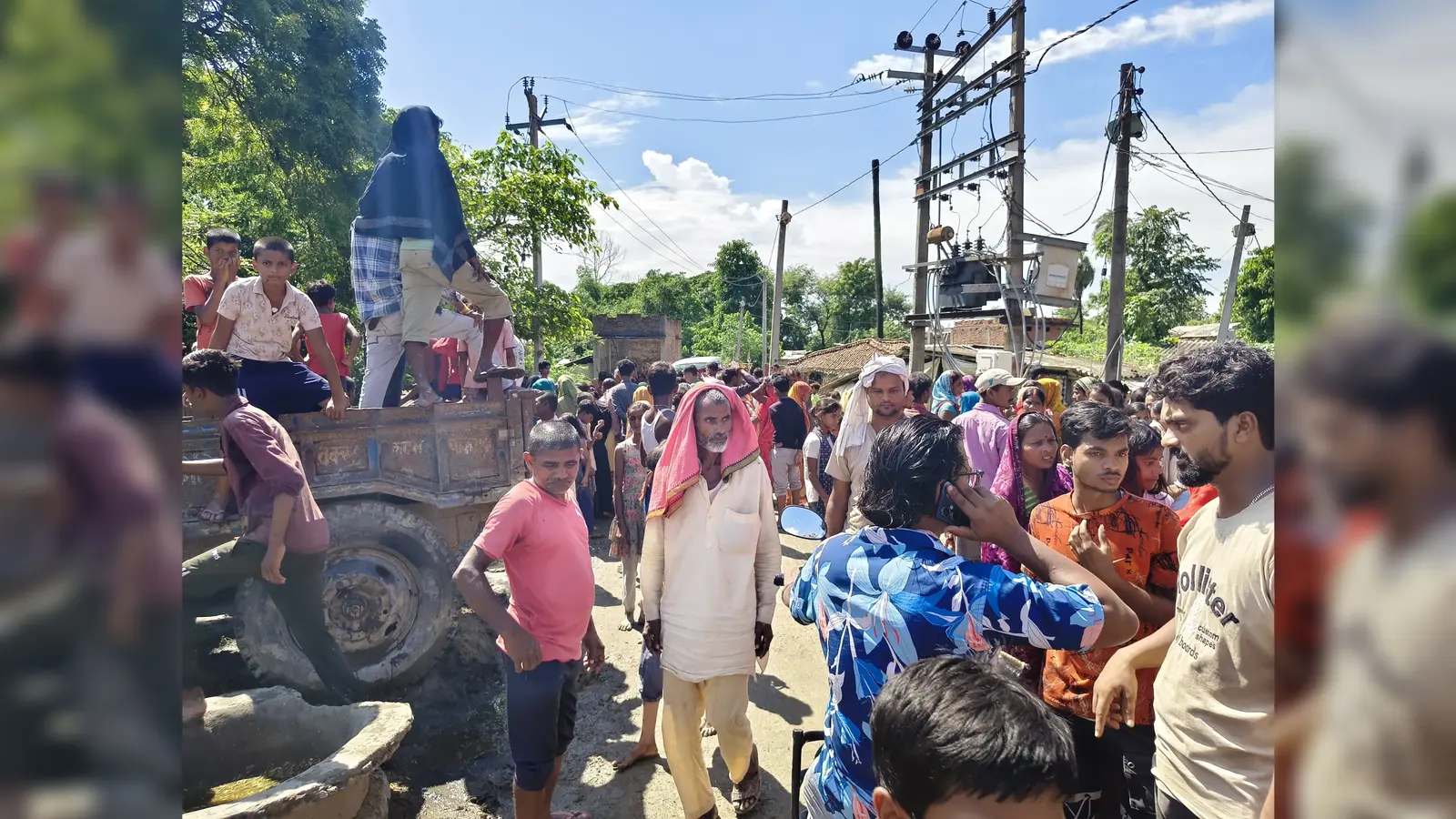 फोटो - शव बरामदगी के बाद उमड़ी ग्रामीणों की भीड़. | Prabhat Khabar Network फोटो - शव बरामदगी के बाद उमड़ी ग्रामीणों की भीड़. | Prabhat Khabar Network
