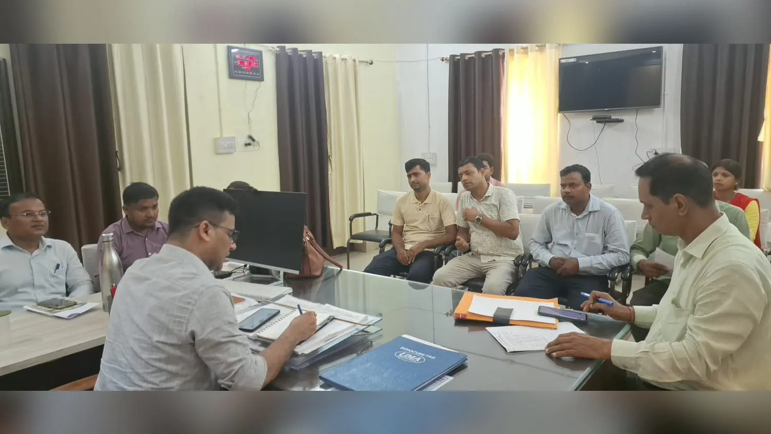 अनुश्रवण सामिति की बैठक करते एसडीओ सदर चंदन कुमार झा | Prabhat Khabar Network अनुश्रवण सामिति की बैठक करते एसडीओ सदर चंदन कुमार झा | Prabhat Khabar Network