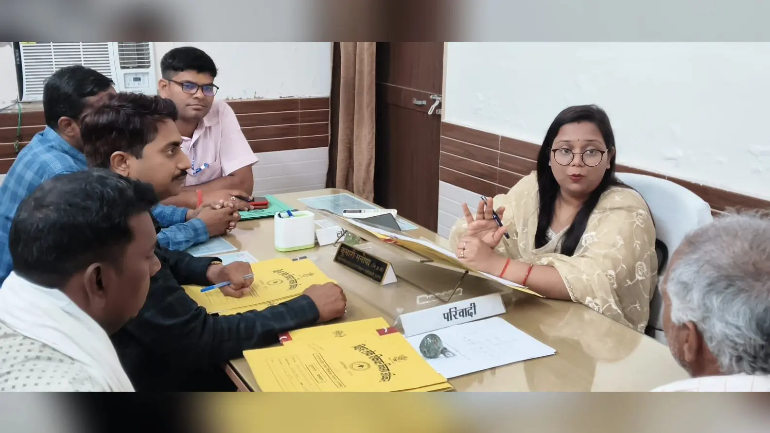 सुनवाई करती लोक शिकायत निवारण पदाधिकारी कुमारी मनीषा | Prabhat Khabar Network सुनवाई करती लोक शिकायत निवारण पदाधिकारी कुमारी मनीषा | Prabhat Khabar Network
