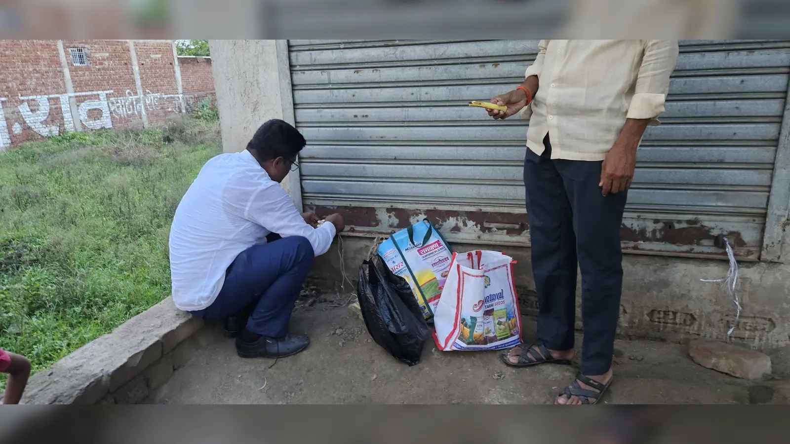 गोदाम सील करते अधिकारी एवं गोदाम में रखा हुआ अवैध खाद | Prabhat Khabar Network गोदाम सील करते अधिकारी एवं गोदाम में रखा हुआ अवैध खाद | Prabhat Khabar Network