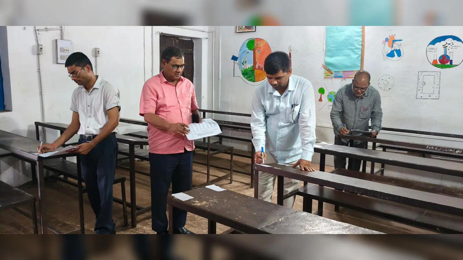 फोटो कैप्शन : डीएलएड परीक्षा को ले एक केंद्र पर सीअ अरेंजमेंट करते कर्मी | Prabhat Khabar Network फोटो कैप्शन : डीएलएड परीक्षा को ले एक केंद्र पर सीअ अरेंजमेंट करते कर्मी | Prabhat Khabar Network