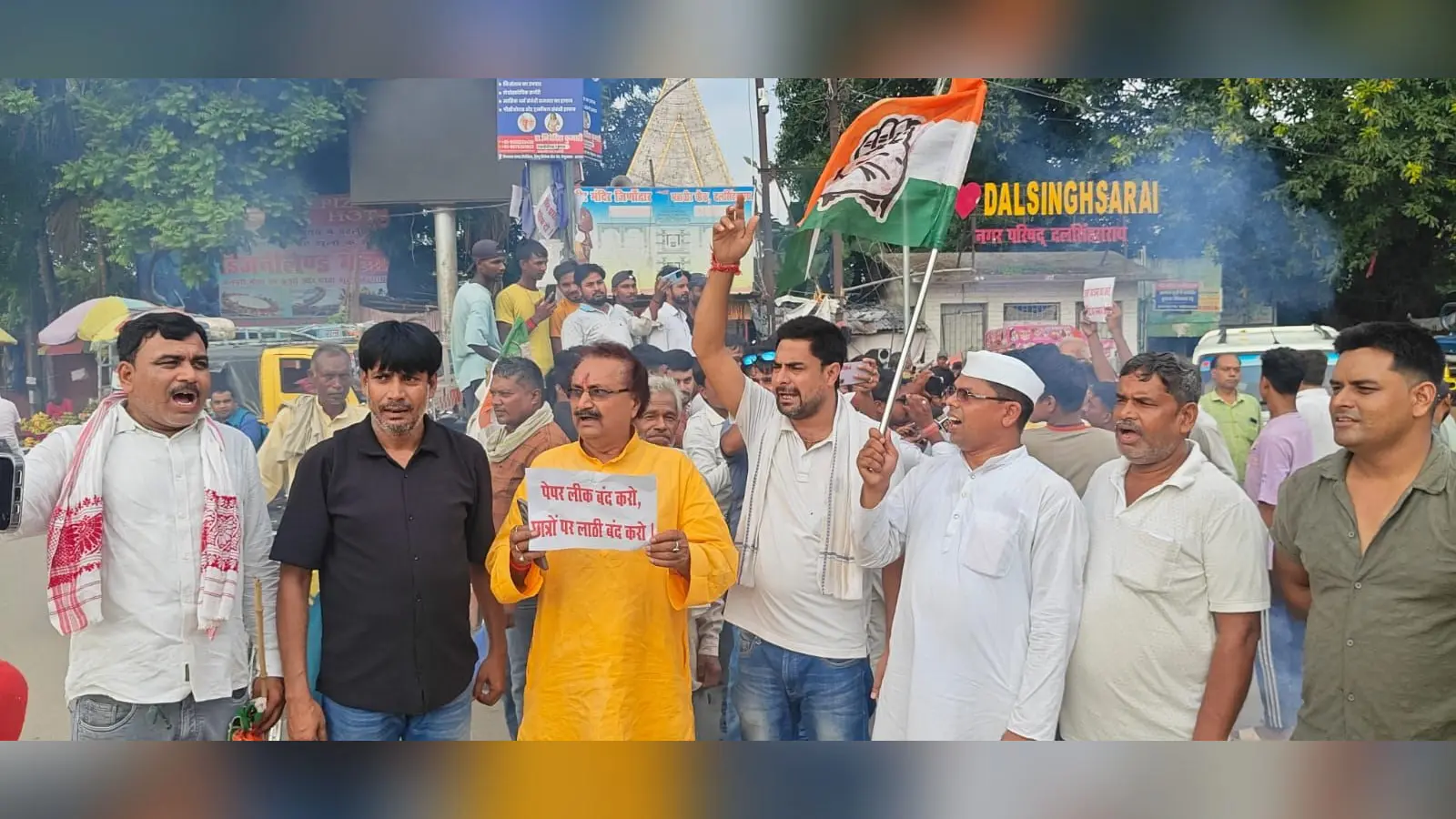 विरोध प्रदर्शन में मौजूद कांग्रेस कार्यकर्ता। | Prabhat Khabar Network विरोध प्रदर्शन में मौजूद कांग्रेस कार्यकर्ता। | Prabhat Khabar Network
