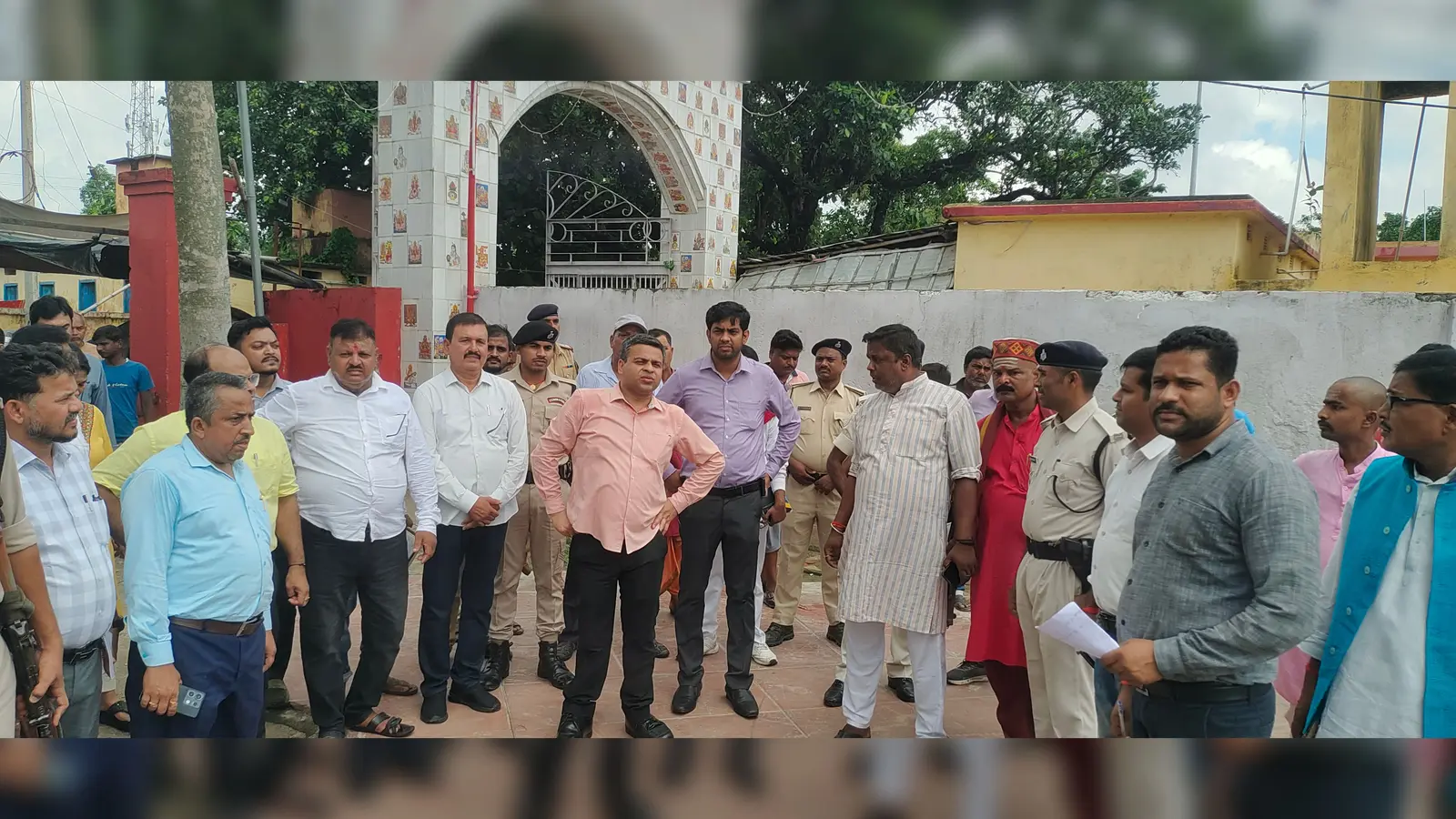 निरीक्षण के दौरान डीएम सहित अन्य पदाधिकारी | Prabhat Khabar Network निरीक्षण के दौरान डीएम सहित अन्य पदाधिकारी | Prabhat Khabar Network