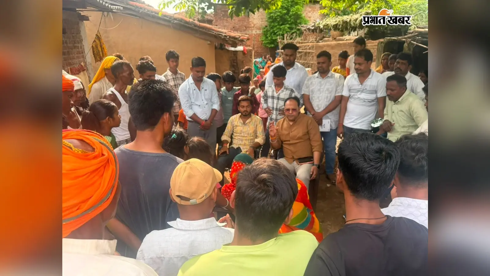 पलामू के छतरपुर स्थित खेंदरा गांव में बच्चियों और उनके परिजनों से मिलते कांग्रेस के युवा नेता प्रशांत किशोर. फोटो: प्रभात खबर पलामू के छतरपुर स्थित खेंदरा गांव में बच्चियों और उनके परिजनों से मिलते कांग्रेस के युवा नेता प्रशांत किशोर. फोटो: प्रभात खबर