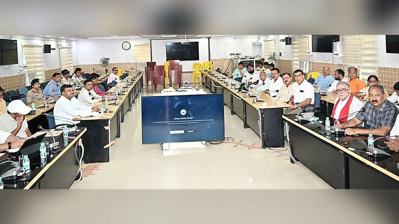 फोटो- बैठक करती डीएम व अन्य फोटो बैठक में शामिल विभिन्न विभागों के अधिकारी | Prabhat Khabar Network फोटो- बैठक करती डीएम व अन्य फोटो बैठक में शामिल विभिन्न विभागों के अधिकारी | Prabhat Khabar Network